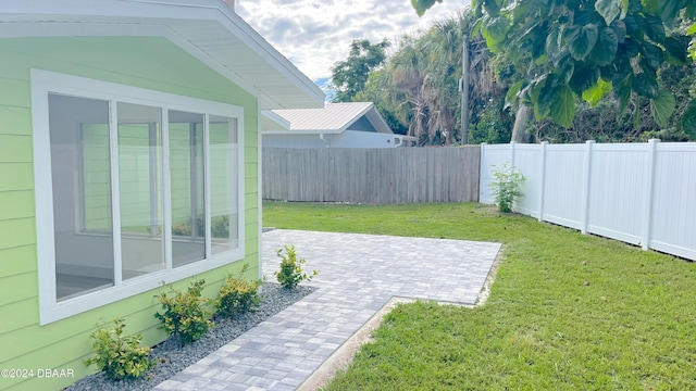 view of yard featuring a patio area