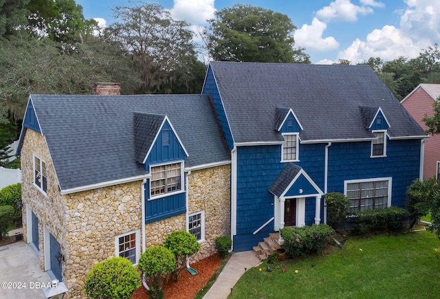 view of front of home featuring a front lawn and a garage