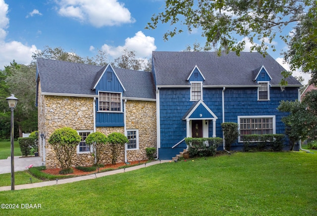 view of front of property featuring a front yard