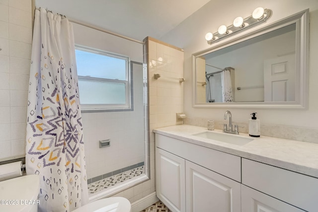 bathroom featuring a shower with shower curtain, vanity, and toilet