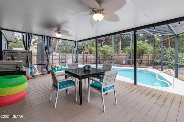 sunroom / solarium featuring ceiling fan