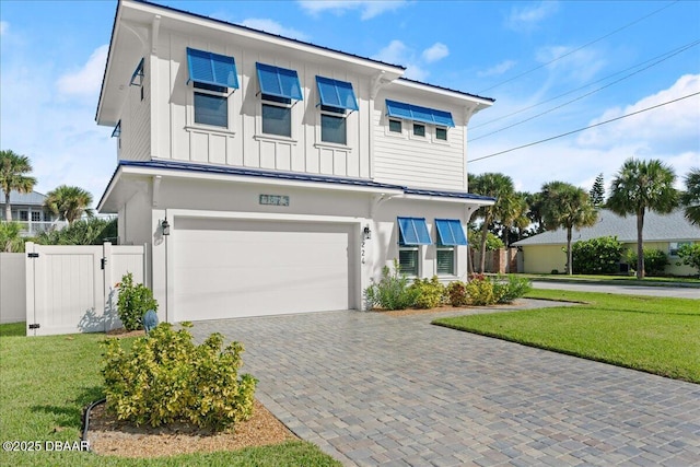 view of front facade with a garage and a front yard