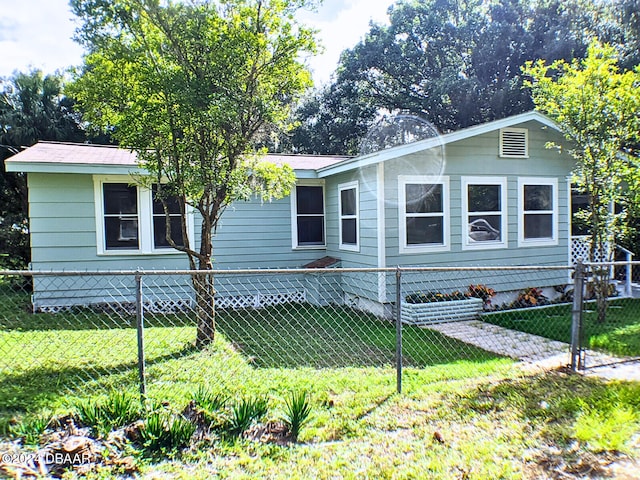 view of front of property featuring a front yard