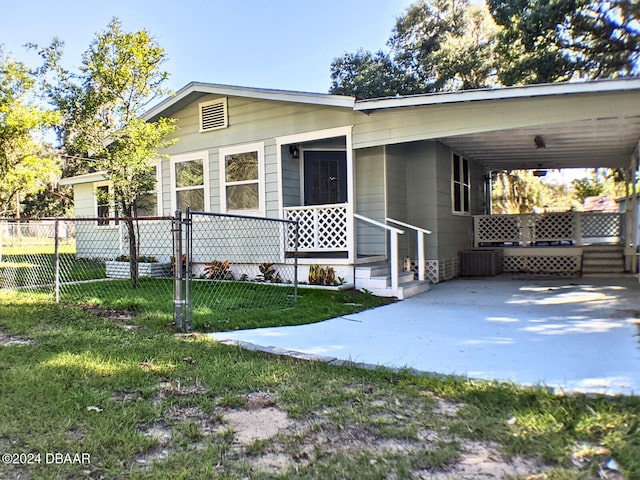 view of front facade featuring a front lawn and a carport