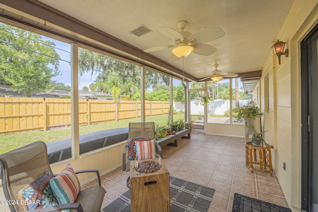 sunroom with ceiling fan