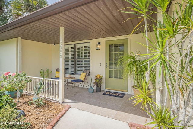 property entrance featuring a porch