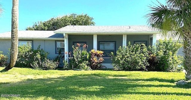 view of front facade featuring a front lawn