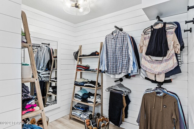 walk in closet with light wood-type flooring