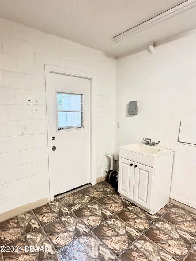 5 Wild Rose Pl, Palm Coast, FL 32164 - entrance foyer with sink