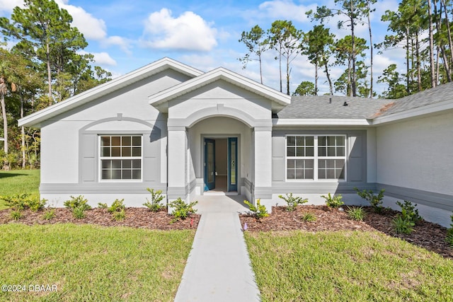 view of front of property with a front yard