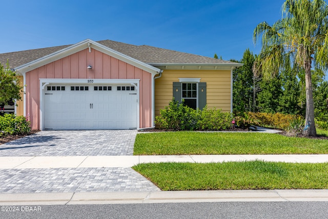 view of front facade featuring a garage and a front yard