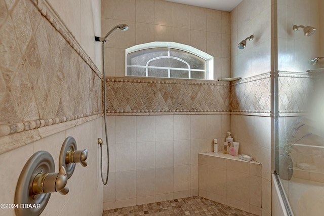 bathroom with combined bath / shower with glass door