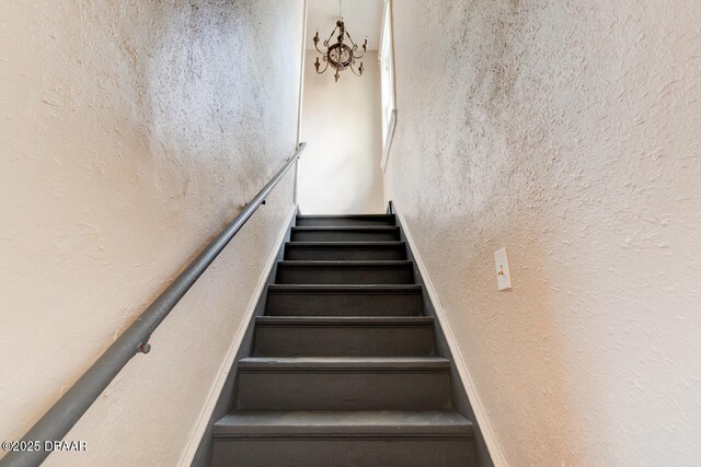 634 Aberdeen St, Daytona Beach, FL 32114 - stairway with a textured wall