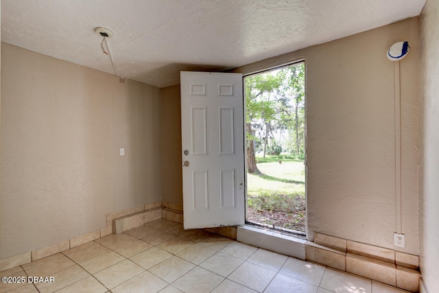634 Aberdeen St, Daytona Beach, FL 32114 - entryway featuring light tile patterned floors and a textured wall