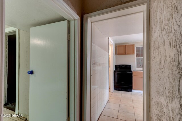 634 Aberdeen St, Daytona Beach, FL 32114 - hall with light tile patterned floors