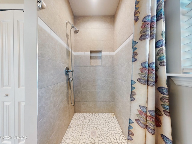 bathroom featuring a shower with shower curtain