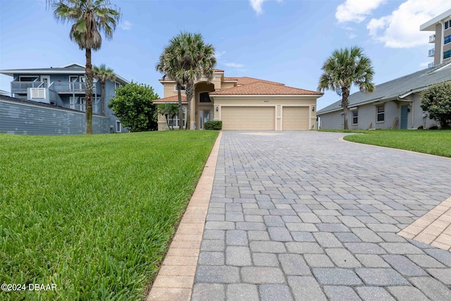 view of front of house featuring a garage and a front yard