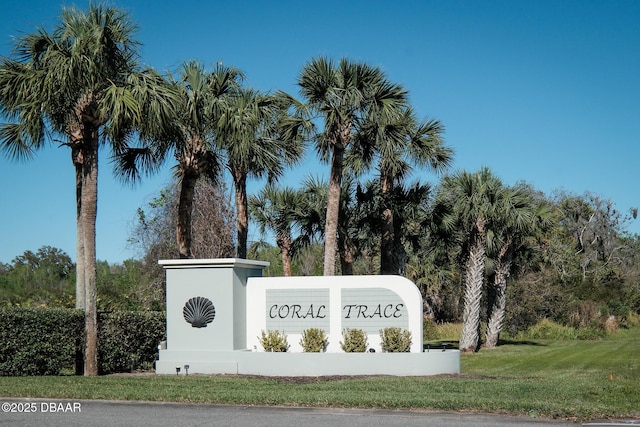 community sign with a lawn