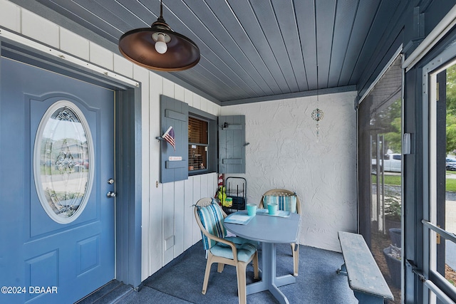 property entrance featuring ceiling fan