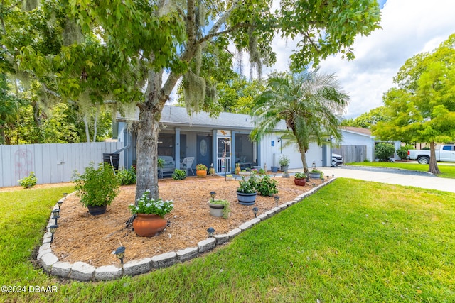 single story home with a front yard