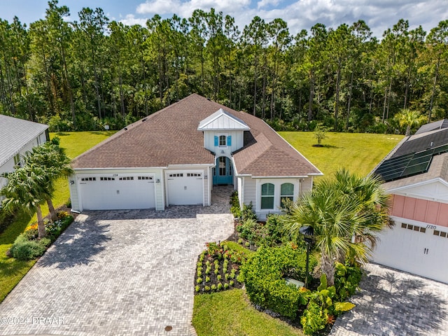 view of front of property featuring a front yard