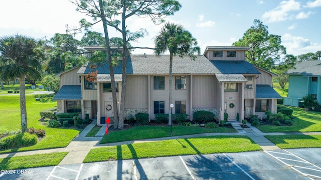 view of front of house featuring a front lawn