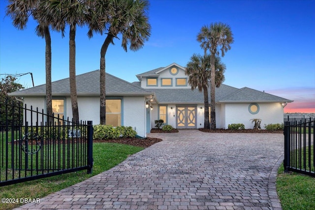 view of front of house featuring a yard