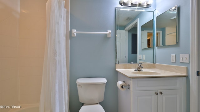 bathroom with a shower with shower curtain, vanity, and toilet