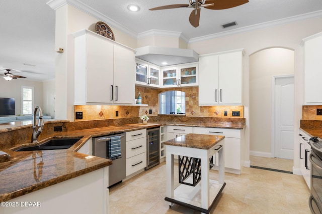 kitchen with a ceiling fan, wine cooler, stainless steel dishwasher, visible vents, and a sink