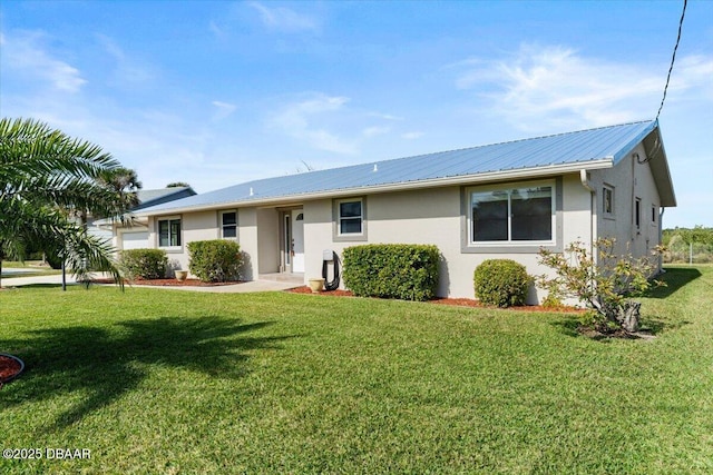 single story home with a front lawn