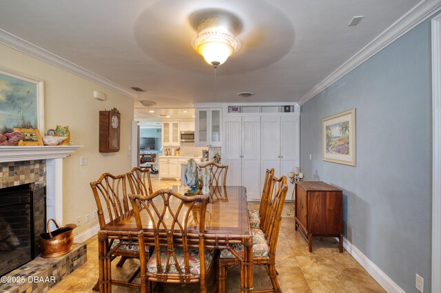 dining area featuring ceiling fan, ornamental molding, light hardwood / wood-style floors, and a textured ceiling