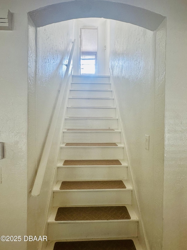 1011 S Peninsula Dr, Daytona Beach, FL 32118 - stairway with a textured wall