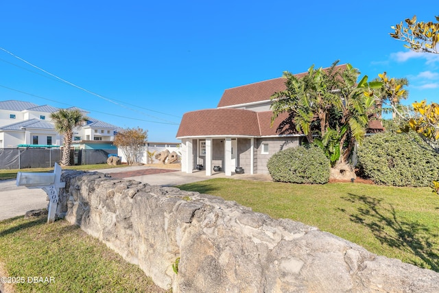 view of front facade featuring a front yard