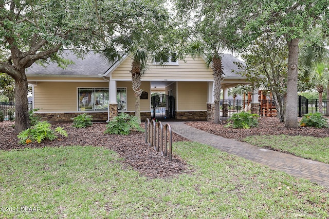 view of front of property featuring a porch and a front lawn