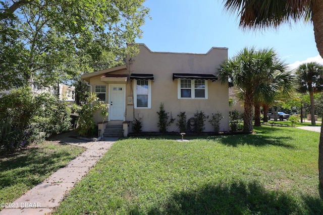 view of front of house featuring a front lawn