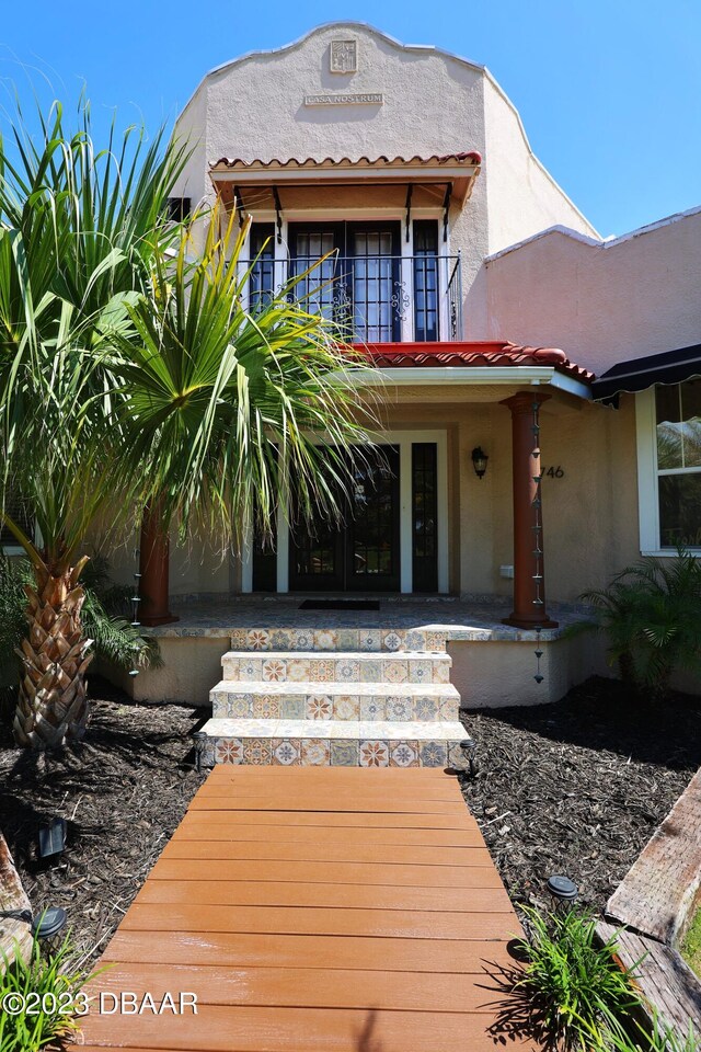 entrance to property featuring a balcony