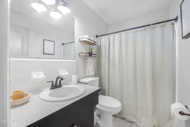 full bath with vanity, curtained shower, tasteful backsplash, and toilet