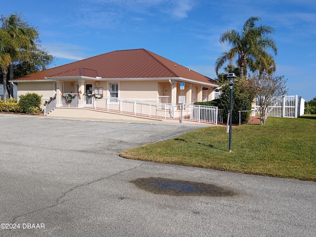 view of front of house featuring a front yard