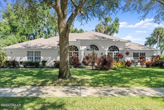 view of front of house featuring a front lawn