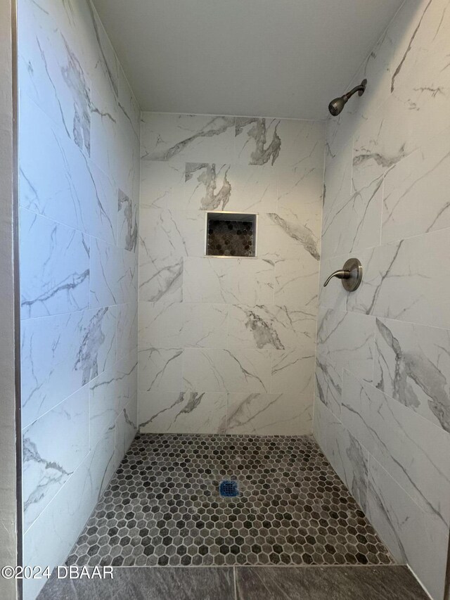 bathroom featuring tiled shower