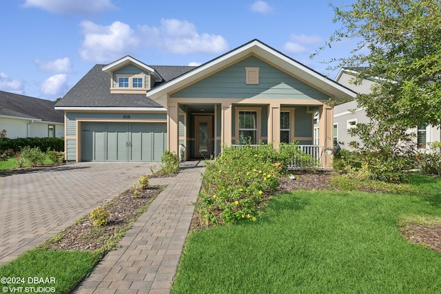 view of front facade featuring a front yard and covered porch