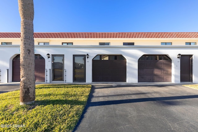 view of front of property featuring a front lawn