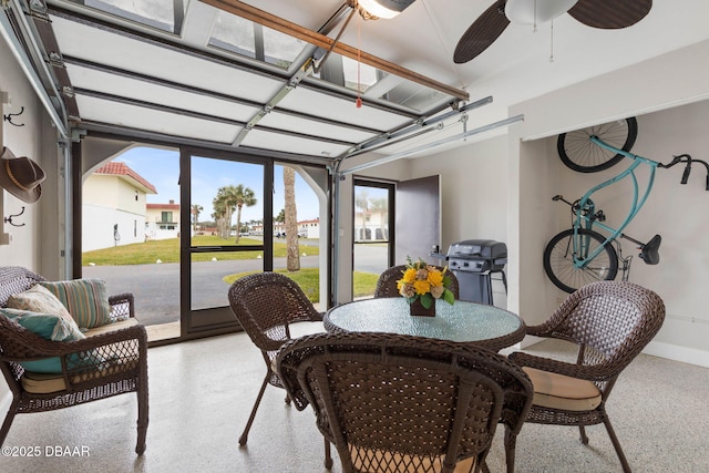 sunroom with ceiling fan