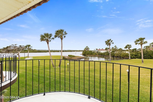 view of yard featuring a water view