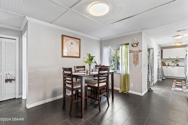 dining area with ornamental molding