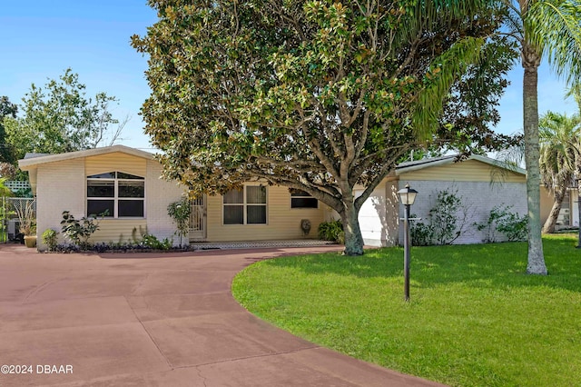 view of front of property featuring a garage and a front yard