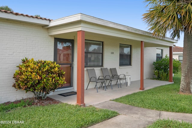 entrance to property featuring a yard