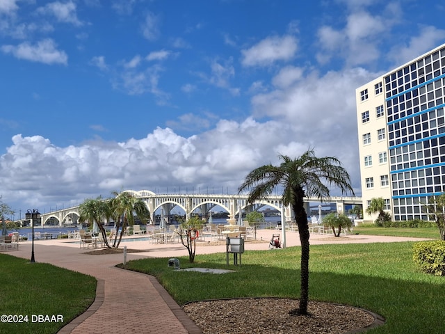 view of property's community featuring a lawn