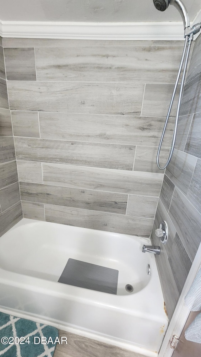 bathroom with tiled shower / bath