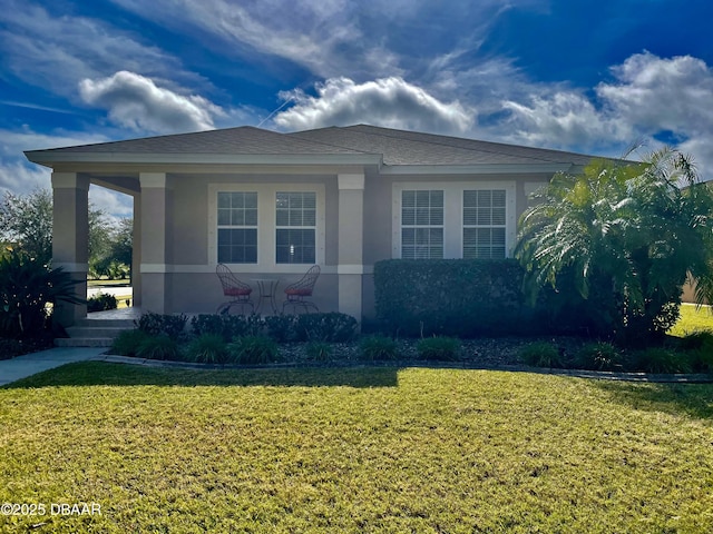 view of front of house with a front lawn